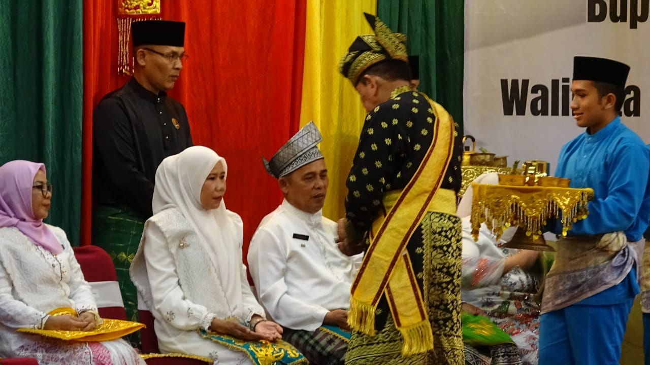 Bupati dan Wabup Inhil Jalani Prosesi Tepung Tawar Bersama Gubri, Bupati dan Wali Kota Se Riau