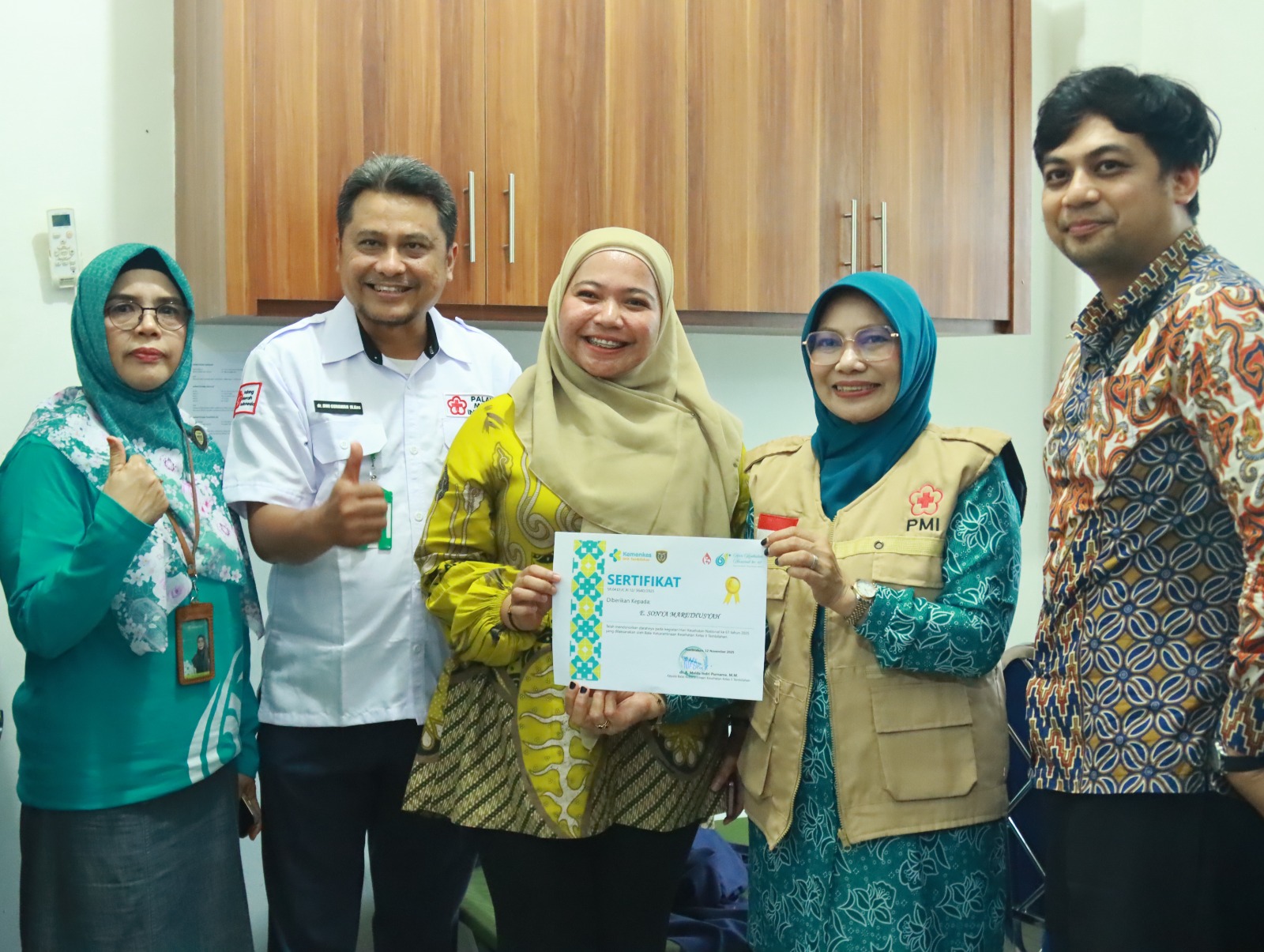 Ketua PMI Inhil Hj. Katerina Susanti Tinjau Kegiatan Donor Darah Peringatan HKN ke-61