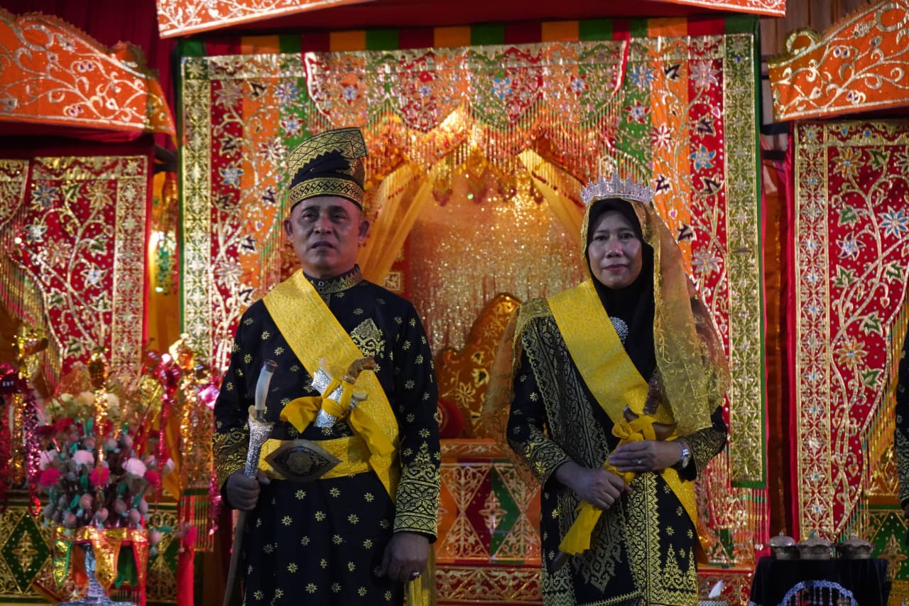 Bupati Inhil Herman Terima Gelar Adat Datuk Seri Setia Amanah pada Pelantikan Pengurus LAMR 2025–2030