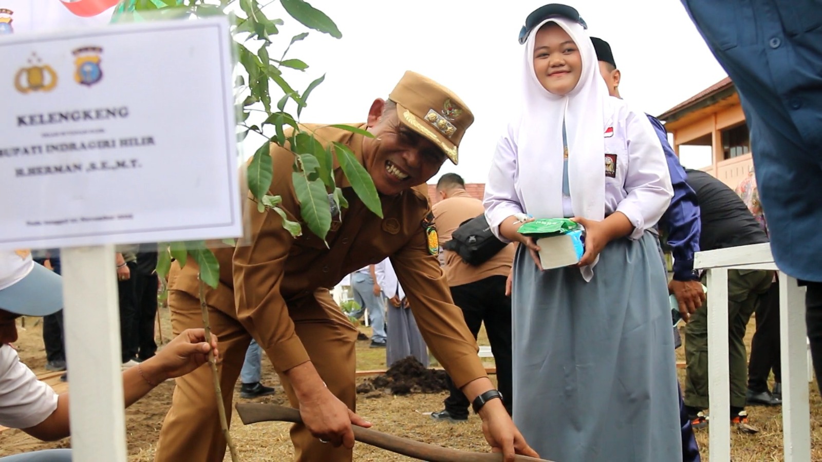 Bupati Herman dan Wakapolda Riau Tanam Pohon pada Program 21.000 Pohon Polda Riau di SMAN 2 Tembilahan