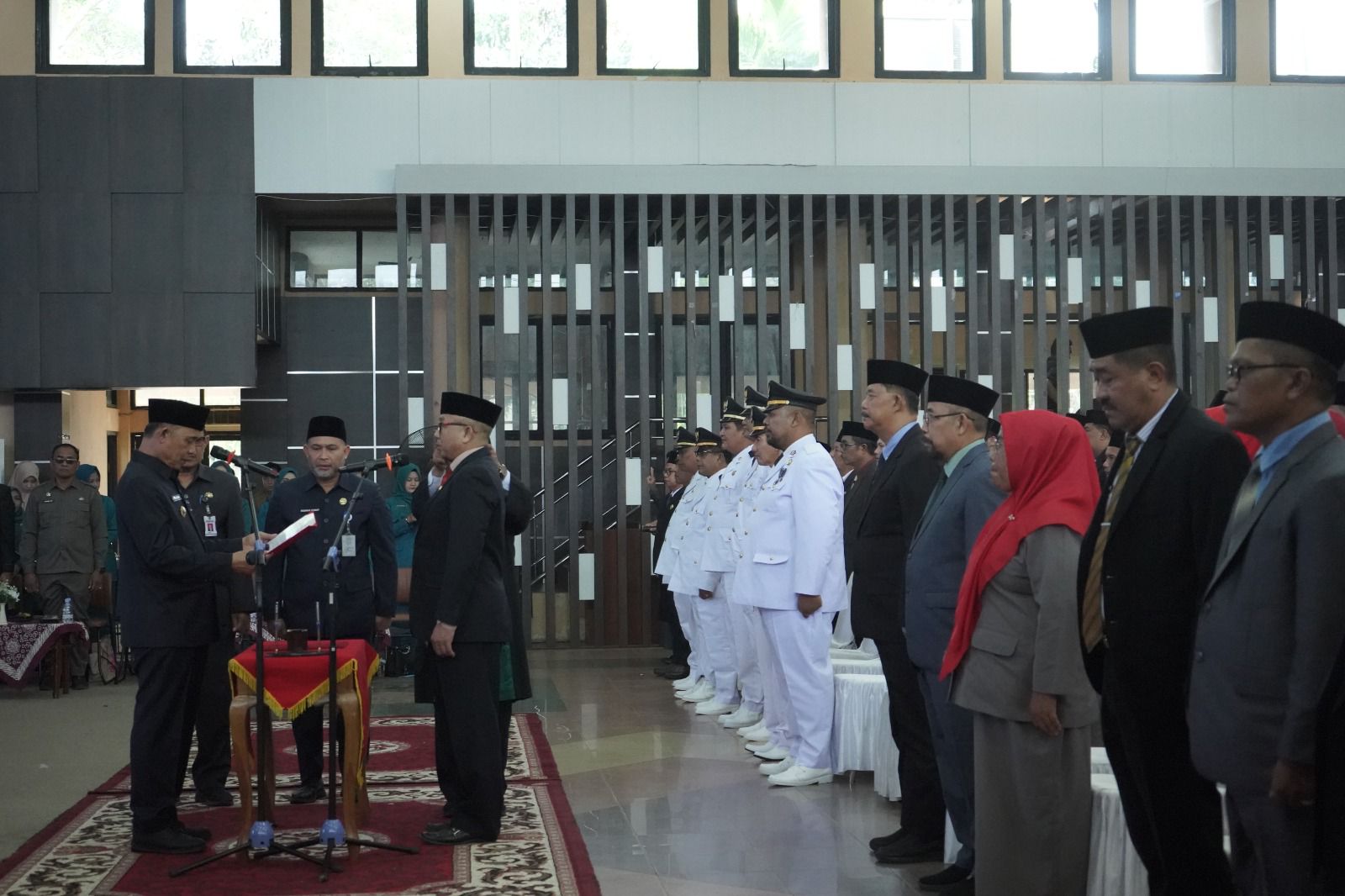 Bupati Indragiri Hilir, Herman, menghadiri sekaligus melantik pejabat pimpinan tinggi pratama, pejabat administrator, pejabat pengawas, serta pejabat fungsional di lingkungan Pemerintah Kabupaten Indragiri Hilir, Senin 13 Apr