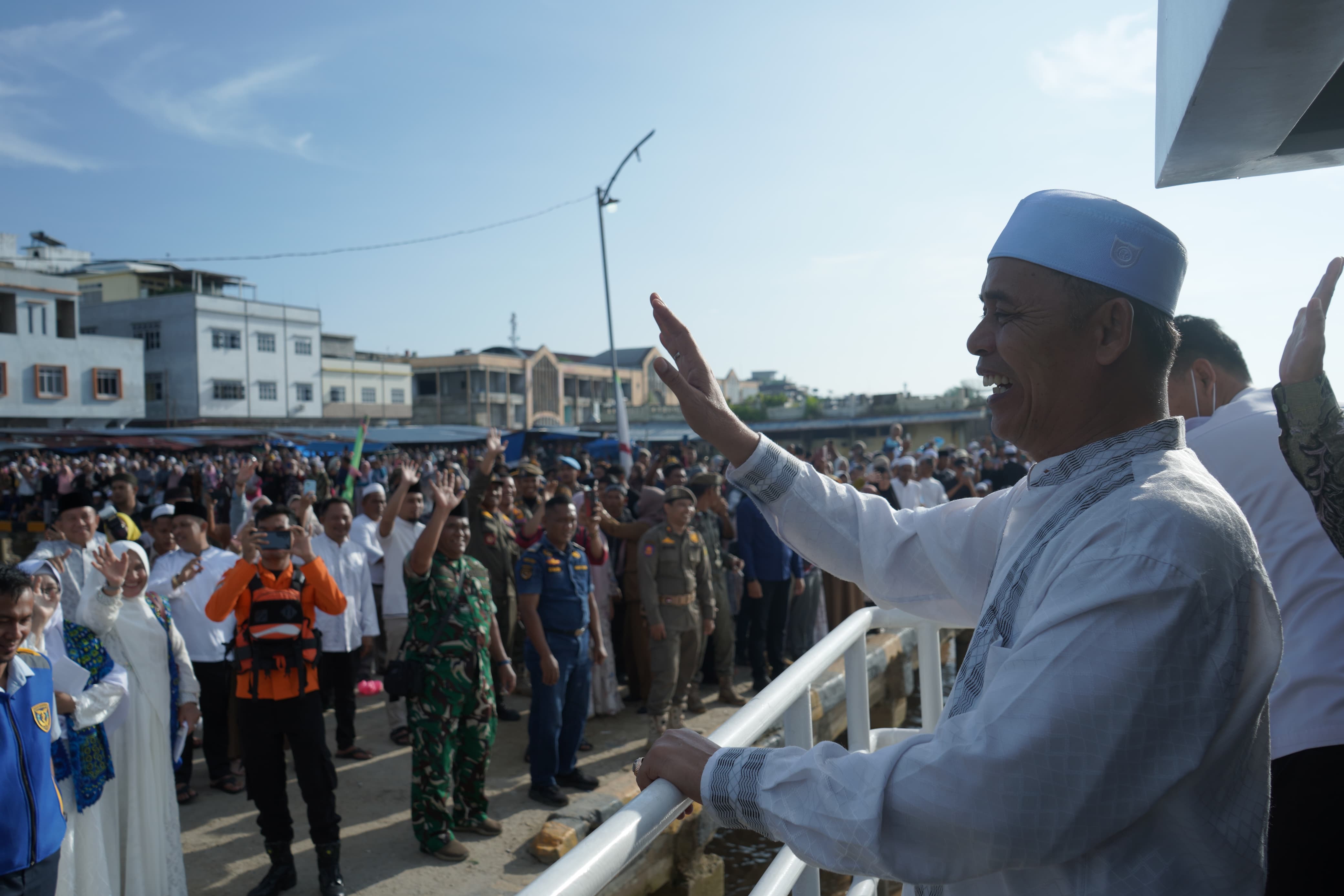 Bupati Inhil Lepas 307 Jamaah Calon Haji Kloter 7